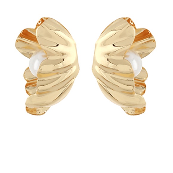 Bold Pearl in Shell Earrings
